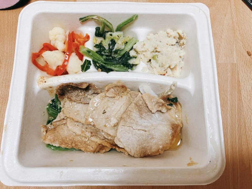 お昼に食べたナッシュの冷凍弁当