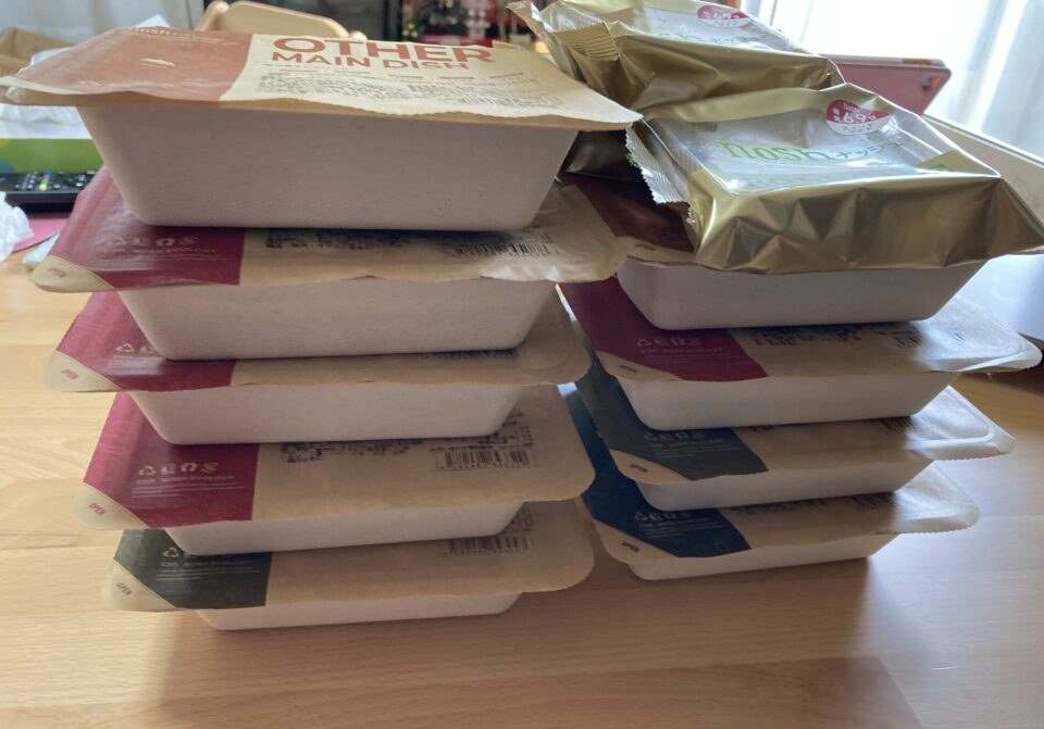 届いたナッシュの冷凍弁当を積み重ねた様子