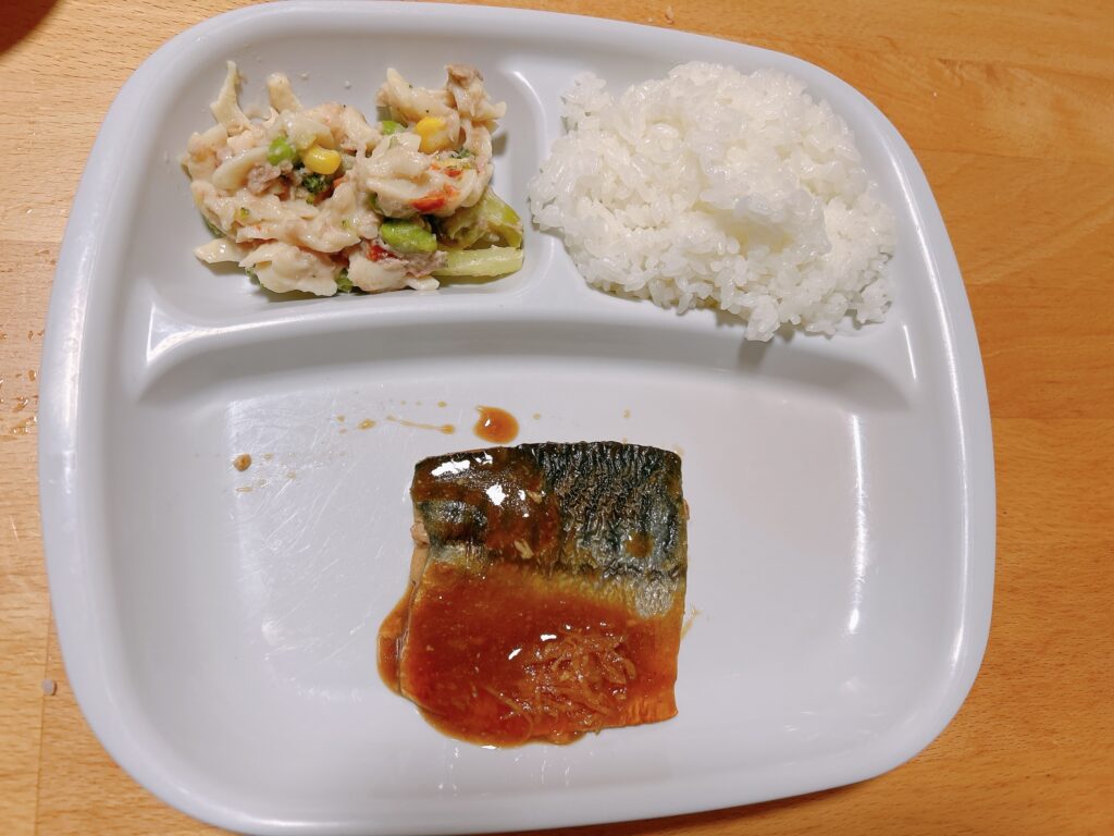 ツクリオのさばの味噌煮とサラダを子ども用プレートに盛りつけたワーママの夕飯