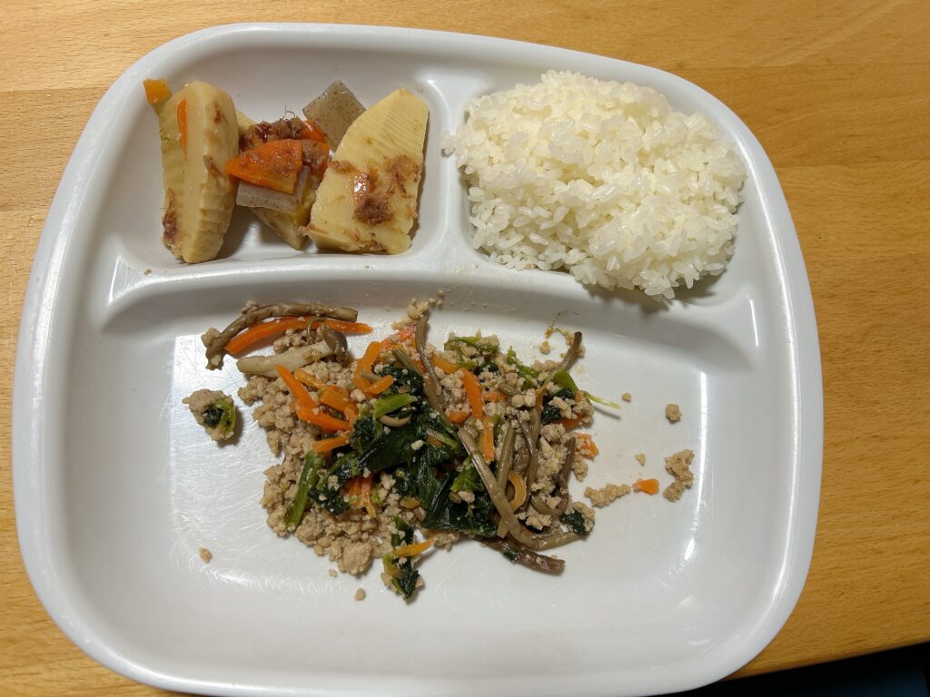 ツクリオの竹の子と鶏そぼろ炒めをご飯に盛りつけた写真