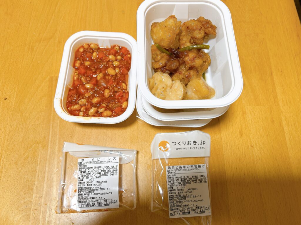 ツクリオのポークビーンズと鶏の甘酢炒めをご飯に盛りつけた写真